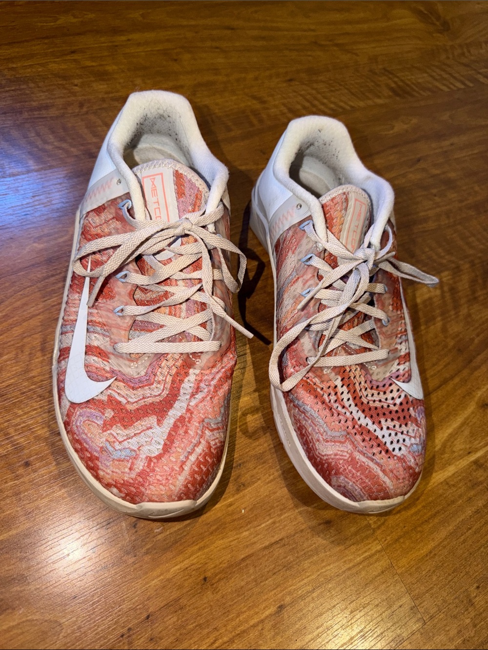 Womens Nike Metcon 6 training shoes in desert sand and crimson patterned color